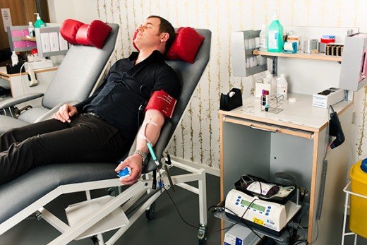 Man som donerar blod