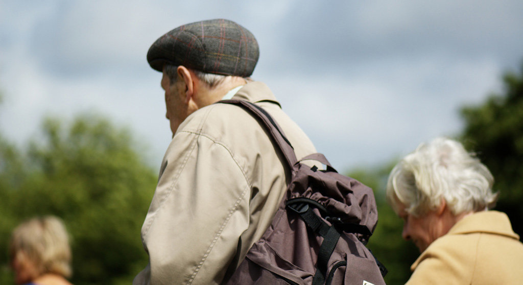 Äldre par som går bredvid varandra. Många äldre drabbas av Alzheimers, men nu visar ny studie att vissa är immuna mot dess symtom.