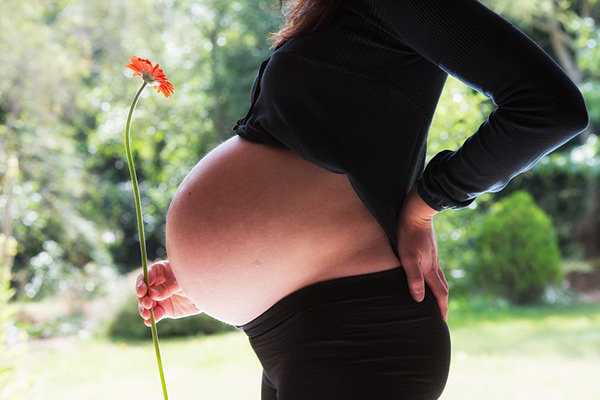 gravid-kvinna-blomma
