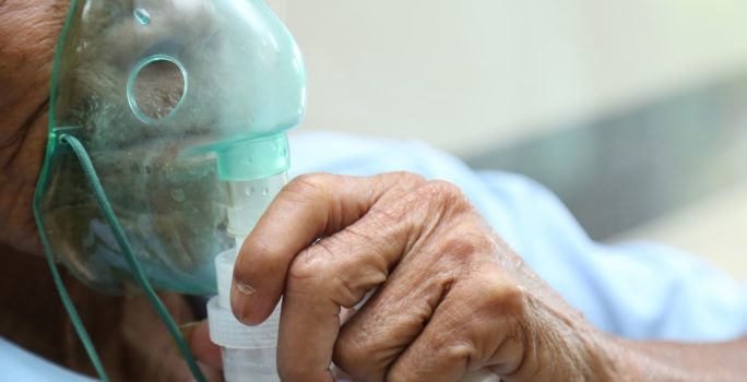 Äldre patient med KOL får syrgasmask