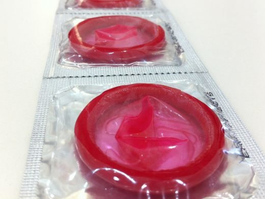 Bild på ett paket med kondomer.