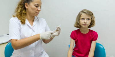 Flicka får HPV vaccin